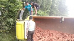Truk Bermuatan 6.000 Bata Merah Terguling di Kota Batu, Hantam Rumah Warga dan Picu Dugaan ODOL