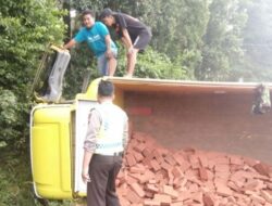 Truk Bermuatan 6.000 Bata Merah Terguling di Kota Batu, Hantam Rumah Warga dan Picu Dugaan ODOL